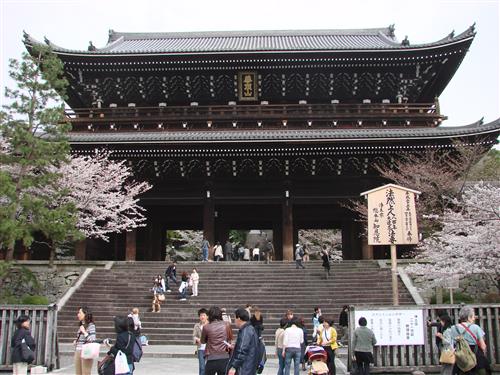 Entrance to Chion-in 